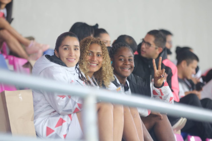 Los jugadoras de Ñañas mientras aguardan por jugar su encuentro.