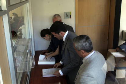 Documento. El ministro de Gobierno, Francisco Jiménez, durante la entrega de las preguntas de la consulta.