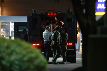 Varias patrullas policiales y una ambulancia acudieron al lugar de los hechos