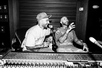 Maluma y Adam Levine vienen trabajando en su colaboración desde junio