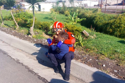 Atención. Los bomberos del cantón Rumiñahui dieron el socorro a los menores que viajaban en el transporte escolar
