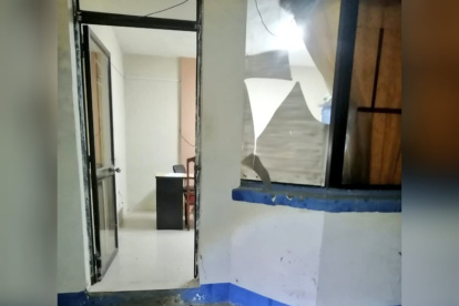 Un aviso. Los delincuentes detonaron un artefacto explosivo en los exteriores de la unidad policial y dejaron una panfleto con amenazas.