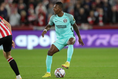 Estupiñán fue titular en el duelo contra el Brentford en la derrota por 2-0.