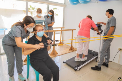 Aquellos que disfrutan de actividades grupales pueden acceder a la modalidad Gimnasio y quienes tienen problemas de movilización cuentan con la modalidad Domicilio.
