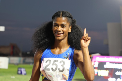 Anahí Suárez, velocista ecuatoriana, festeja tras ganar la medalla de oro en los 200 metros planos.