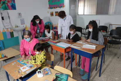 Una clase de 25 minutos diarias imparten los maestros a los estudiantes hospitalizados. Lo hacen en un aula adaptada y en las habitaciones.