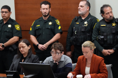 El autor de la matanza de la escuela secundaria Marjory Stoneman Douglas, Nikolas Cruz, espera el veredicto del jurado junto a sus abogados, en el juzgado del condado de Broward en Fort Lauderdale, Florida.