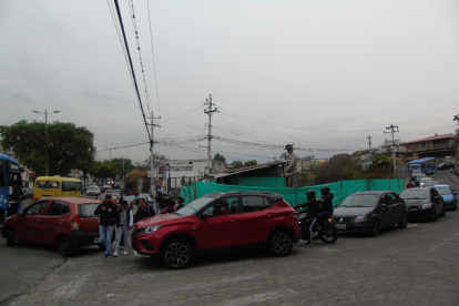 Caos. Las personas tienen problemas para avanzar entre tanto carro.