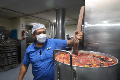 Panadería. Wilson Flores prepara la colada morada para locales de Érick.