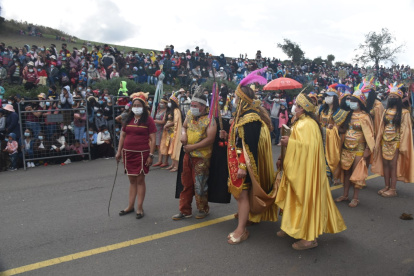 Indígenas. El Cacique Tisaleo recorre la explanada acompañado de su séquito y tropa. Participan cientos de personas. Todas vistiendo con el ropaje propio del personaje que representan.