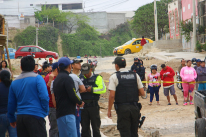 La Libertad. Vecinos y policías se apostan en la escena del crimen. La delincuencia no para en Santa Elena.
