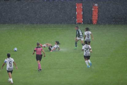 La lluvia complicó el normal desarrollo de las primeras dos jornadas en el estadio Banco Guayaquil