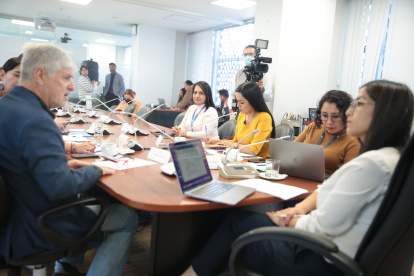 El experto en seguirdad, Fernando Carrión (i), también asistió a la sesión de la Comisión que investiga el caso Bernal.