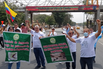 Los residente de vía a la costa protestaron en contra de las canteras que operan en la zona.