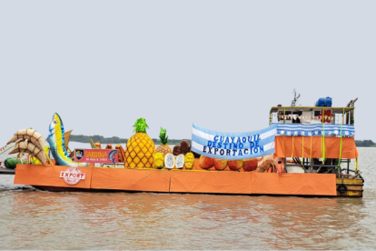 Cientos de personas abarrotan el Malecón 2000 para observar el paso de las 12 naves. Los festejos por los 200 años de independencia de Guayaquil continúan.