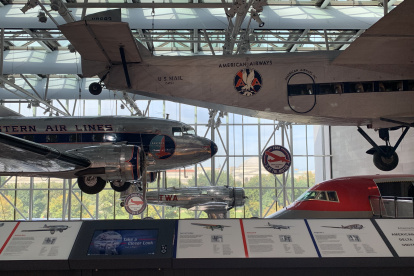 Varias de las aeronaves que se exhiben en el Museo Nacional del Aire y el Espacio de Washington, reabierto el viernes 14 de octubre.
