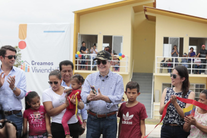El presidente Guillermo Lasso inauguró un complejo de viviendas en Pedro Carbo.