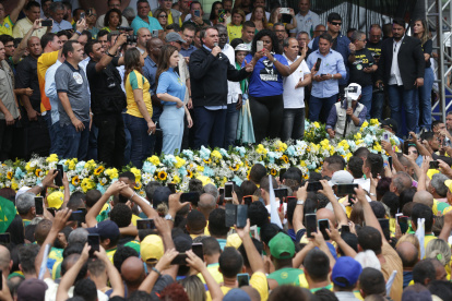 El presidente brasileño Jair Bolsonaro (c), participa en un acto de campaña, el viernes 14 de octubre, en la ciudad de Duque de Caxias, en Río de Janeiro.