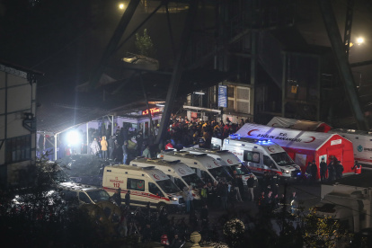 Los servicios de emergencia asisten a los heridos recuperados en el accidente minero ocurrido en la tarde del viernes en la provincia turca de Bartin, costera del Mar Negro