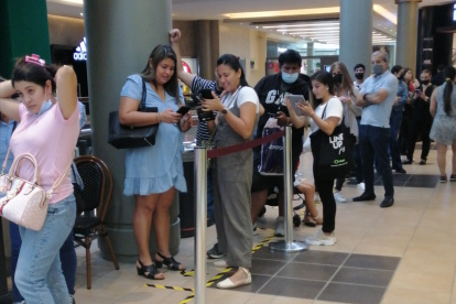 Clientes.- Las personas hicieron fila en el Mall de Sol, en Guayaquil, esperando que abra la tienda Old Navy.