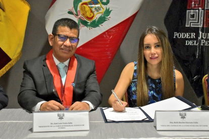 El presidente de Corte Superior de Justicica de Tumbes, José Luis Troya, y la vocal de la Judicatura, Maribel Barren, en la firma de la Declaración de Tumbes 2022.