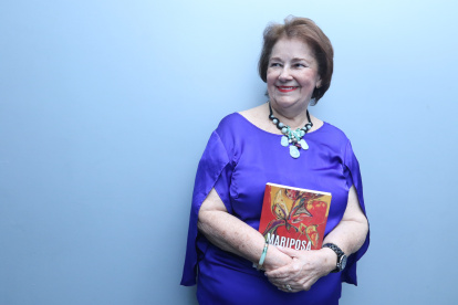 La escritora Norma Plaza de García durante la presentación de su novela "Mariposa roja".