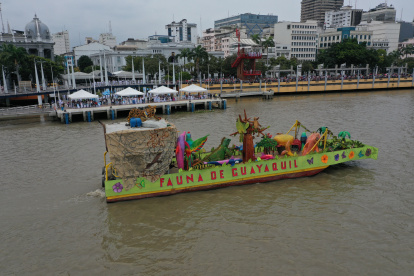 Las alegorías navegaron 3 kilómetros por el río Guayas, como parte des desfile náutico.