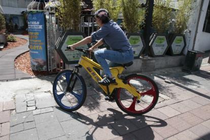Disponibles. En un mes ya se han fabricado nueve bicicletas con botellas. Una fue para la Costa.