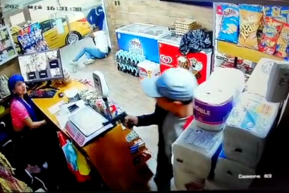 Robo. Dos hombres armados amedrentaron a clientes y trabajadoras.