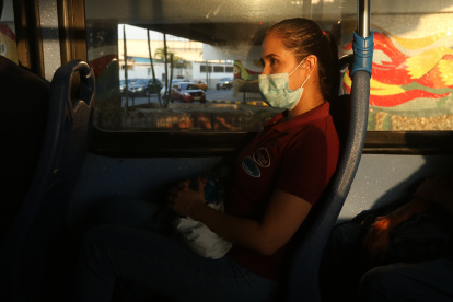 Los usuarios  del transporte urbano cuentan los minutos por llegar lo más pronto a su destino. Temen ser asaltados.