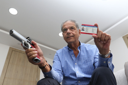 Deportista. Joaquín Flor maneja armas desde hace 40 años. Muestra su permiso para portar una pistola.