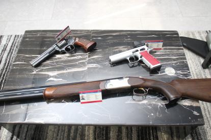 Registro. Cada arma legal está registrada en el Departamento de Control de Armas. Cada una requiere una licencia, que se renueva. Los datos de la persona que la porta están en el sistema, su foto y sus huellas dactilares.