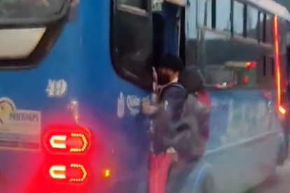 Denuncia. Un estudiante de colegio a penas se sostiene con una sola mano.