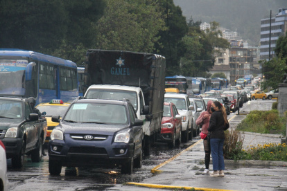 Situación. Durante el fin de semana el panorama no cambió. Usuarios hablaban de atascos que dejaban moverse dos cuadras en cuarenta minutos.
