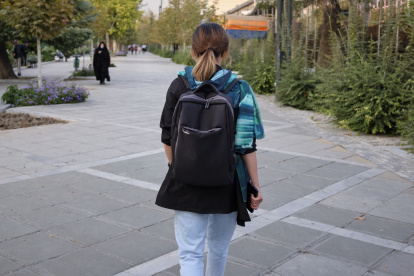 Una joven camina sin velo por la popular calle Valias, en el norte de Teherán, este domingo 16 de octubre.