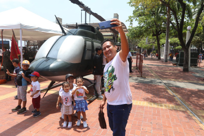 Los niños pudieron apreciar de cerca un helicóptero.