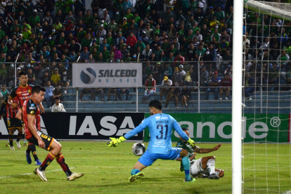 El partido entre Orense y Deportivo Cuenca sirvió para la inauguración del sistema de iluminación artificial.