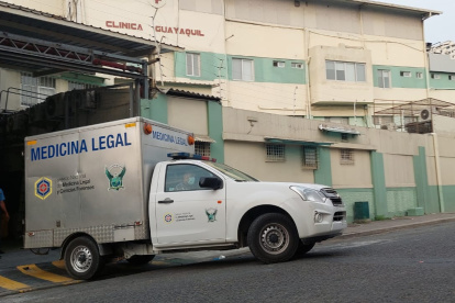 El personal de Medicina Legal acudió a la Clínica Guayaquil para retirar el cuerpo de Songor.