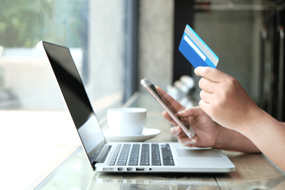 Compra.- Una persona usa su tarjeta de crédito para hacer pedidos virtuales de productos.