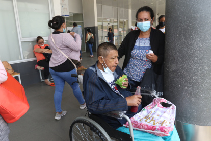 Moncada mientras espera la atención en el hospital del IESS Los Ceibos en Guayaquil.