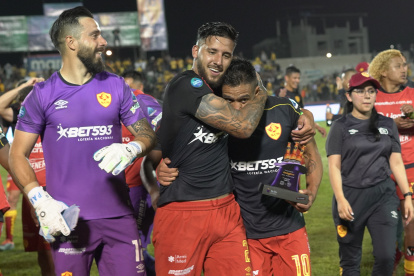 Hernán Galíndez (i), Caín Fara y Víctor Figueroa (c), jugadores de Aucas, festejan su victoria ante Barcelona y con ello, la clasificación por primera vez a Copa Libertadores de América.