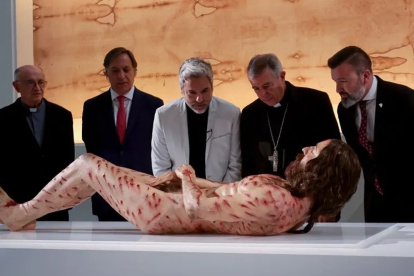 The Mistery Man muestra el cuerpo de Jesús tras morir.