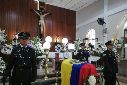 Los uniformados acompañan los restos de Verónica Songor antes de su traslado a Loja