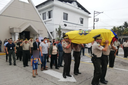 Luego de la misa de cuerpo presente, oficiada por el sacerdote Francisco León los restos de Songor fueron retirados de la capilla