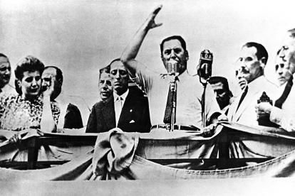 El presidente argentino, Juan Domingo Perón, con su esposa Eva Duarte "Evita", pronuncia un discurso en una fotografía de archivo.