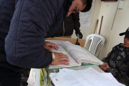 Diligencia. Expertos revisan la bitácora de ingresos al centro en el que está recluida Joselyn Sánchez.