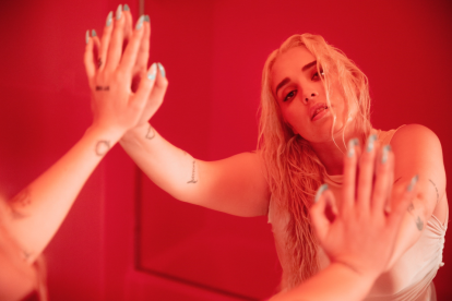 Elena Rose nació en Estados Unidos y fue criada entre Venezuela y Puerto Rico. Ha escrito canciones para Rauw Alejandro, Karol G, Daddy Yankee, entre otros.