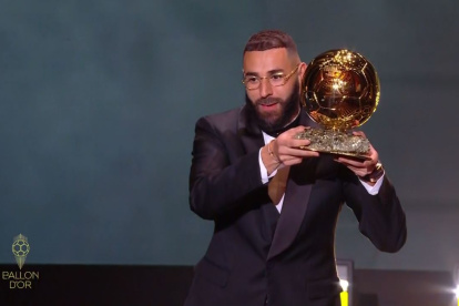 Karim Benzema levanta el Balón de Oro otorgado el mejor jugador del mundo de la temporada 2021-2022.