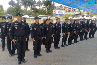 En el comando se mantenían las banderas a media asta en señal de homenaje a la oficial de la Policía.