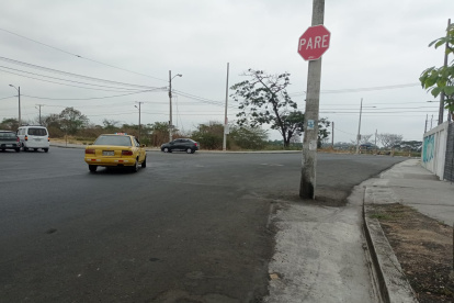 Escena. Cerca de la avenida Costanera se levanta la estructura, en la vía.